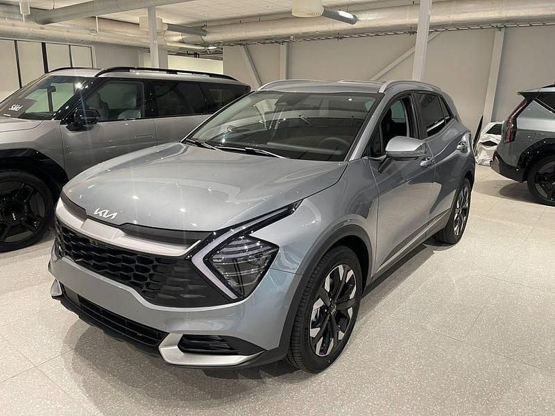 Grå Ny 2025 Kia Sportage Advance SUV | 444 475 kr (Marknadspris) - Bild 1/4