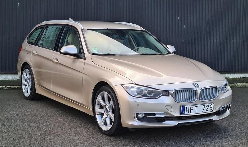 Silver Begagnad 2013 BMW 330 Kombi | 149 900 kr (Marknadspris) - Bild 1/4