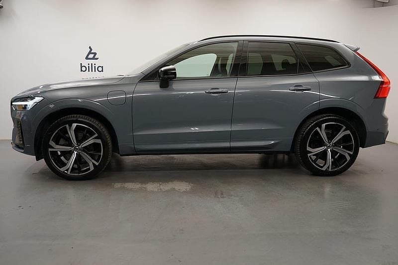 Grå Begagnad 2022 Volvo XC60 R-Design SUV | 529 900 kr (Marknadspris) - Bild 1/3
