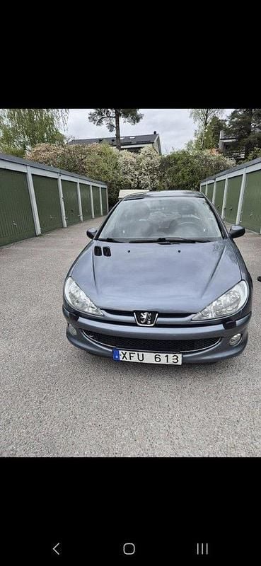 Grå Begagnad 2006 Peugeot 206 Sport Halvkombi | 15 500 kr (Marknadspris) - Bild 1/4
