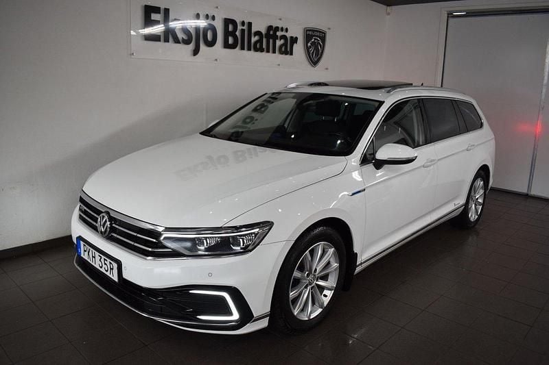 Vit Begagnad 2019 VW Passat GTE Kombi | 189 500 kr (Marknadspris) - Bild 1/4