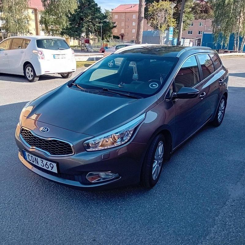 Brun Begagnad 2014 Kia Ceed Sportswagon Comfort Kombi | 72 000 kr (Marknadspris) - Bild 1/4