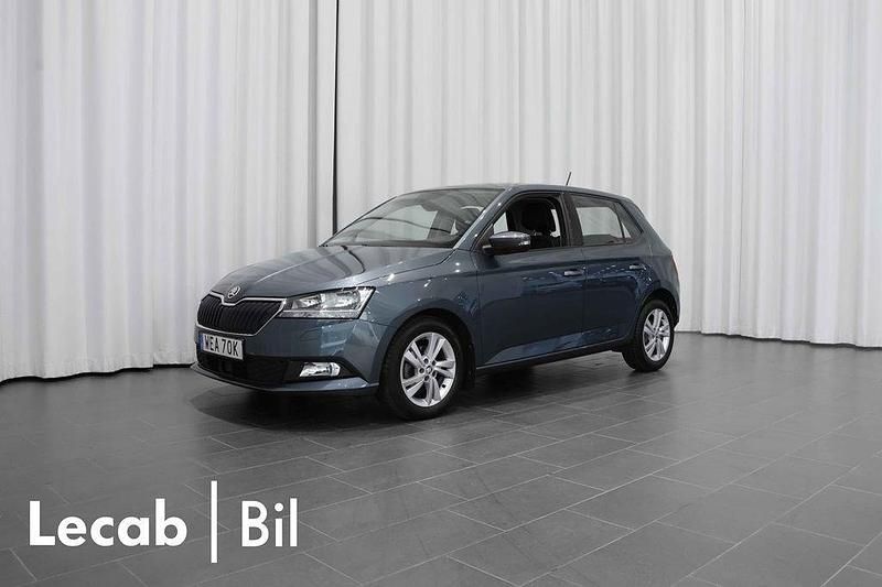 Grå (quartz grey metallic) Begagnad 2021 Skoda Fabia Halvkombi | 149 500 kr (Marknadspris) - Bild 1/4