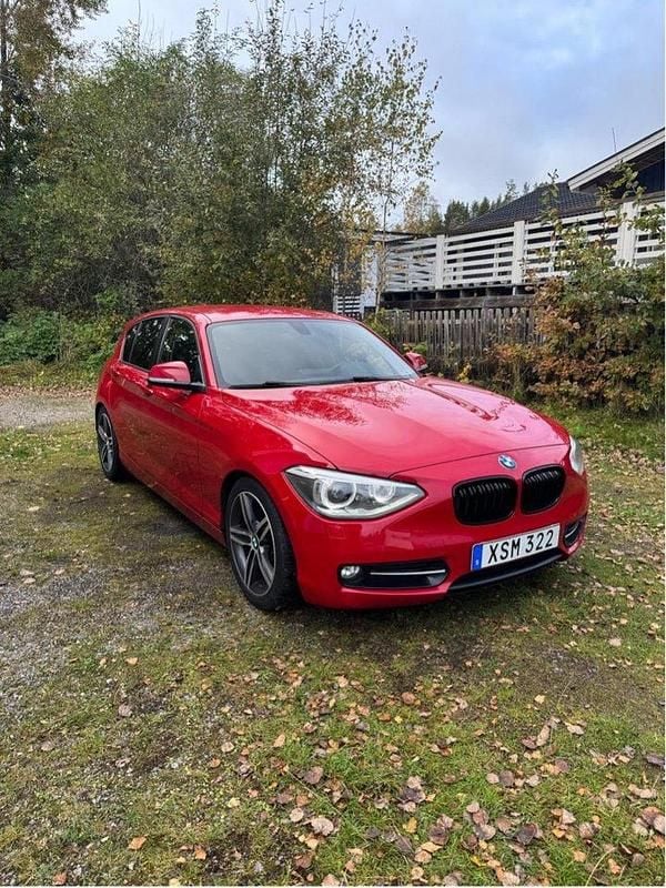 Röd Begagnad 2014 BMW 118 Sport Line Halvkombi | 94 000 kr (Bra pris) - Bild 1/4