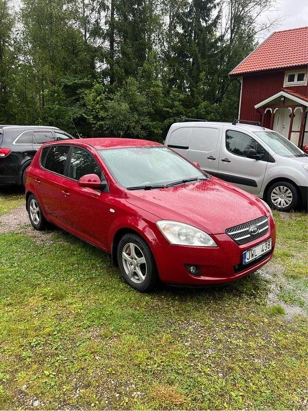 Röd Begagnad 2009 Kia Ceed 4 Halvkombi | 40 000 kr (Bra pris) - Bild 1/4