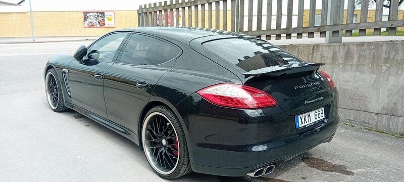 Svart Begagnad 2010 Porsche Panamera Turbo Sedan | 299 000 kr (Lite dyr) - Bild 1/4