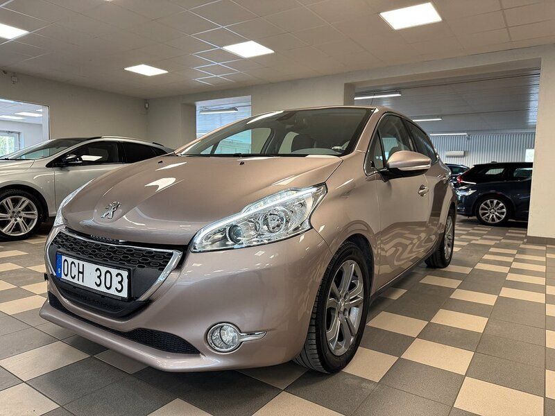 Ljusgrå (grå) Begagnad 2013 Peugeot 208 Halvkombi | 67 800 kr (Marknadspris) - Bild 1/4