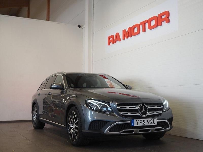 Grå (grå metallic) Begagnad 2019 Mercedes E220 SE Kombi | 349 900 kr (Lite dyr) - Bild 1/3