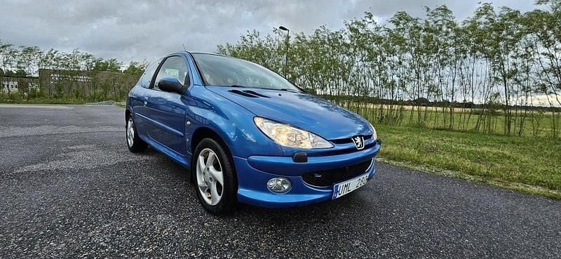 Blå Begagnad 2004 Peugeot 206 Halvkombi | 16 000 kr (Marknadspris) - Bild 1/4