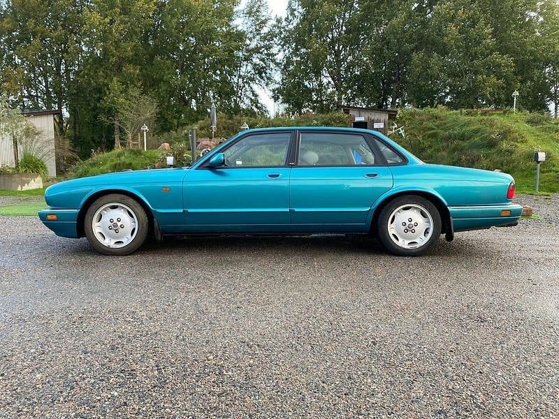 Begagnad Jaguar XJ 211 HK (155 kW) 1995 Grön Sedan