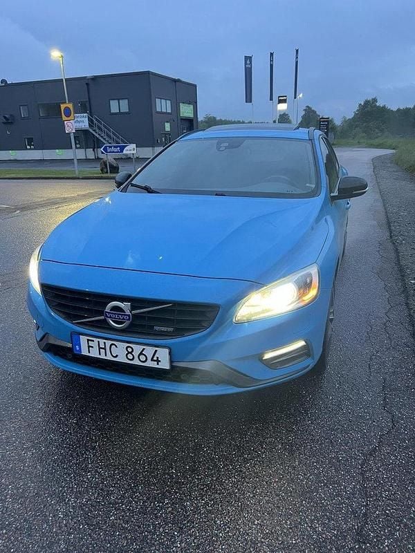 Blå Begagnad 2014 Volvo V60 R-Design Kombi | 175 000 kr (Lite dyr) - Bild 1/4