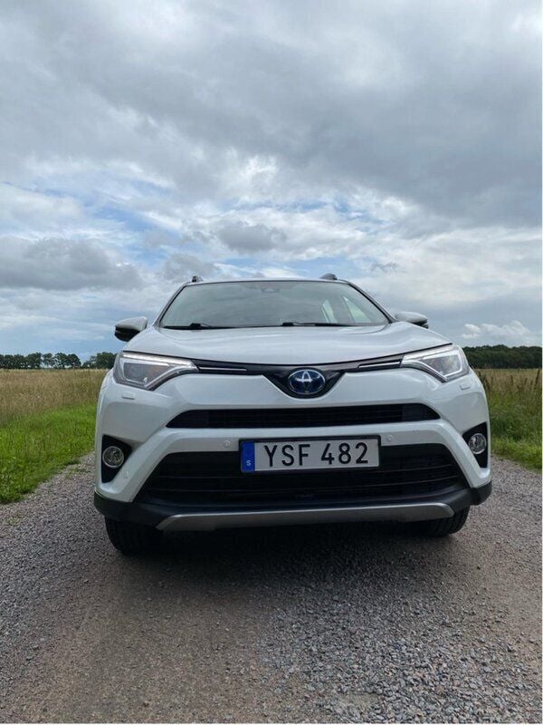 Vit Begagnad 2017 Toyota RAV4 Hybrid Active SUV | 250 000 kr (Superpris) - Bild 1/4
