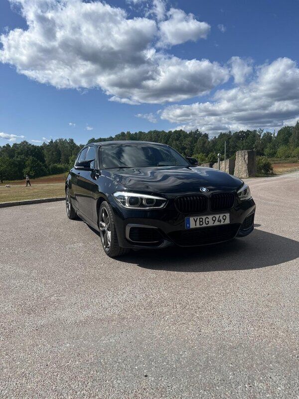 Svart Begagnad 2016 BMW M135 M Sport Halvkombi | 289 000 kr (Marknadspris) - Bild 1/4