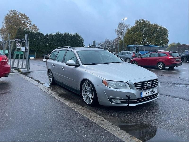 Grå Begagnad 2009 Volvo V70 Kinetic Kombi | 25 000 kr (Superpris) - Bild 1/4