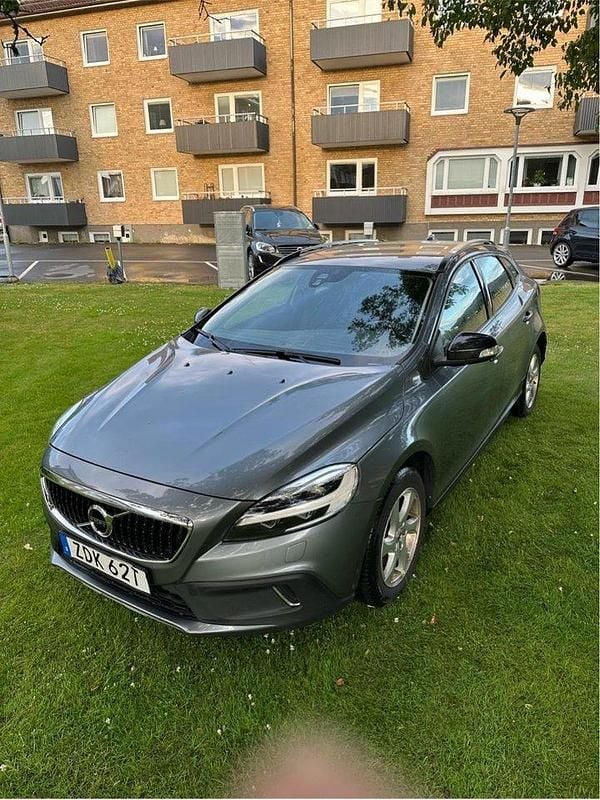Grå Begagnad 2019 Volvo V40 CC Kinetic Kombi | 195 000 kr (Marknadspris) - Bild 1/4