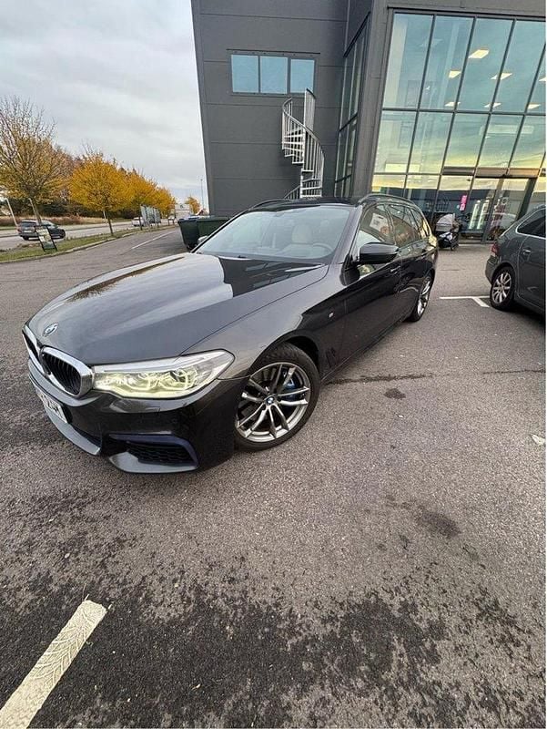 Grå Begagnad 2019 BMW 530 M Sport Kombi | 329 000 kr (Bra pris) - Bild 1/4