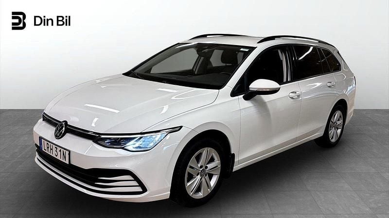 Vit (pure white) Begagnad 2022 VW Golf VIII Life Kombi | 264 800 kr (Marknadspris) - Bild 1/4