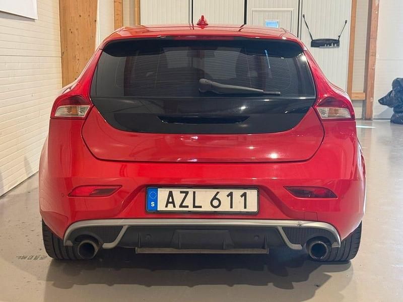 Begagnad Volvo V40 R-Design Momentum 116 HK (85 kW) 2014 Röd Kombi