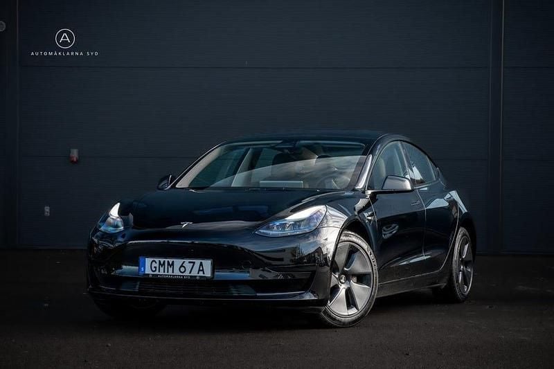 Svart Begagnad 2023 Tesla Model 3 Standard Range Sedan | 299 900 kr (Bra pris) - Bild 1/4