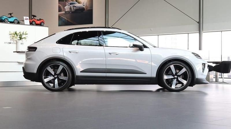 Begagnad Porsche Macan 4 Electric 289 kW (393 HK) 2024 Ljusgrå SUV