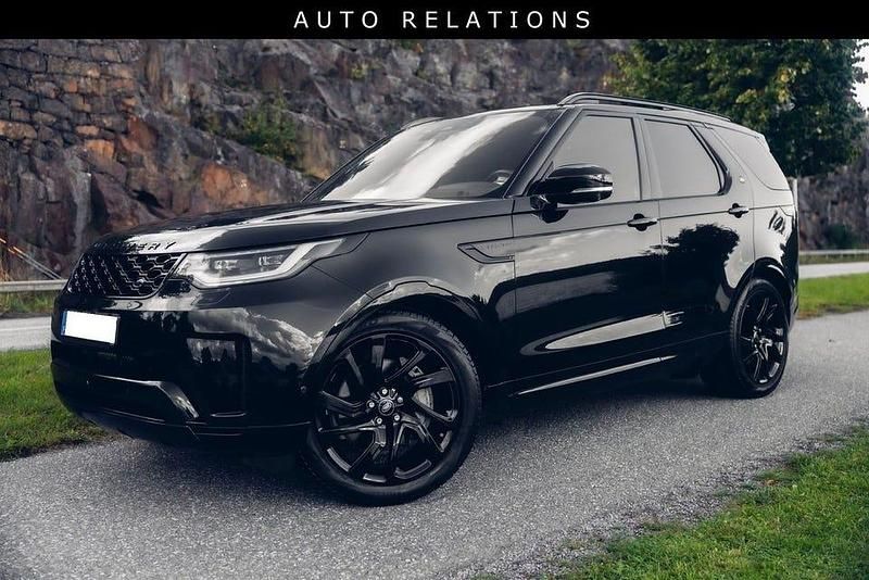 Svart metallic santorini black Begagnad 2021 Land Rover Discovery 5 SE SUV | 799 900 kr - Bild 1/4