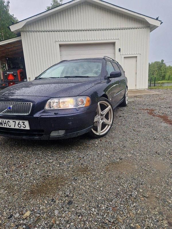 Blå Begagnad 2005 Volvo V70 Kinetic Kombi | 20 000 kr (Marknadspris) - Bild 1/4