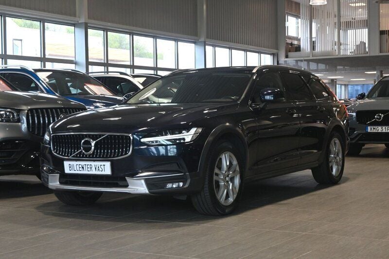 Mörkblå Begagnad 2019 Volvo V90 CC SE Kombi | 219 000 kr (Marknadspris) - Bild 1/4