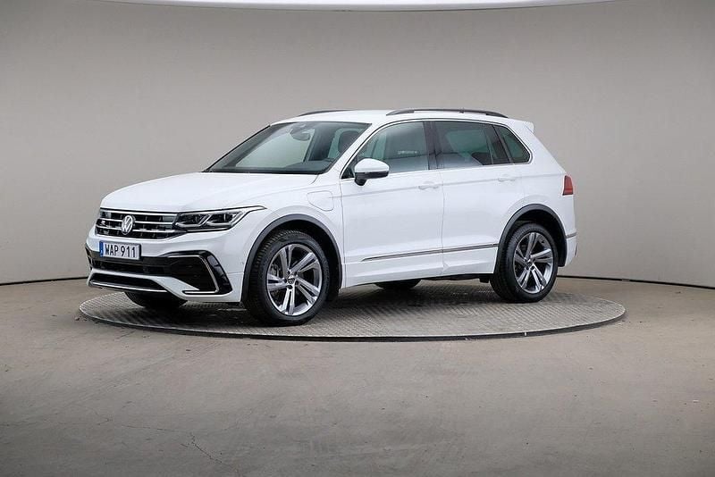 Vit Begagnad 2023 VW Tiguan R-line SUV | 349 000 kr (Marknadspris) - Bild 1/4