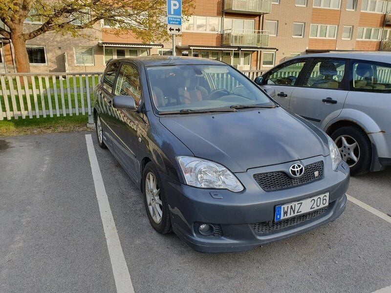 Grå Begagnad 2005 Toyota Corolla Halvkombi | 34 900 kr (Bra pris) - Bild 1/4