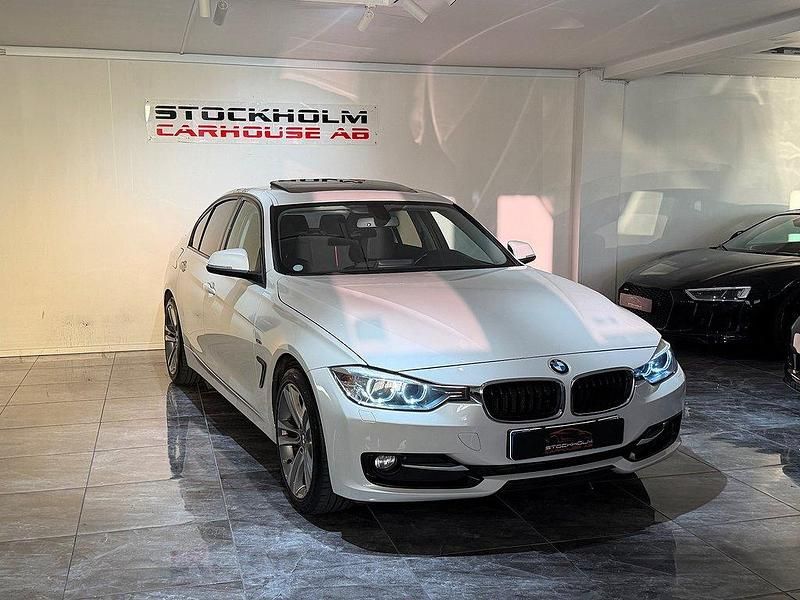Vit Begagnad 2012 BMW 320 Sport Line Sedan | 149 900 kr (Lite dyr) - Bild 1/4