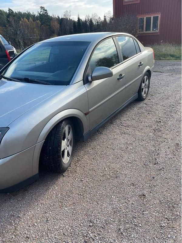Grå Begagnad 2003 Opel Vectra Sedan | 10 000 kr (Superpris) - Bild 1/4