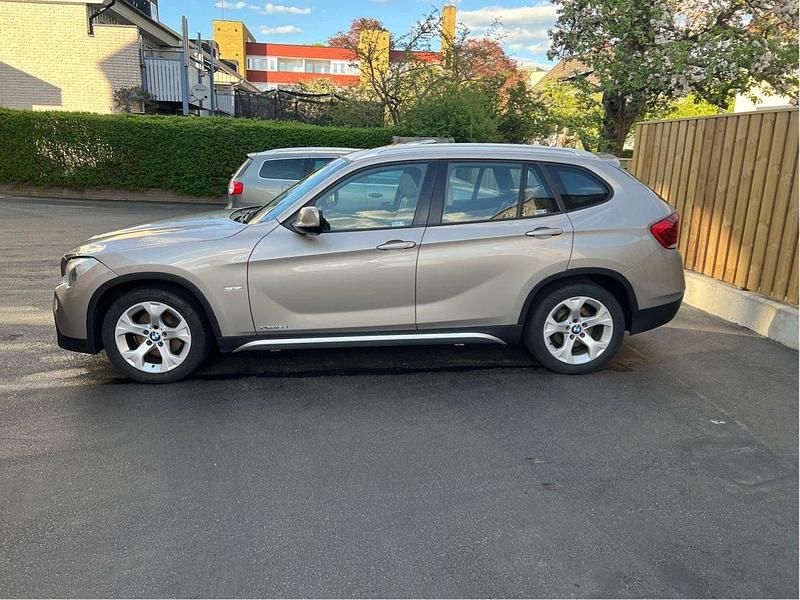 Silver Begagnad 2011 BMW X1 SUV | 73 000 kr (Marknadspris) - Bild 1/4