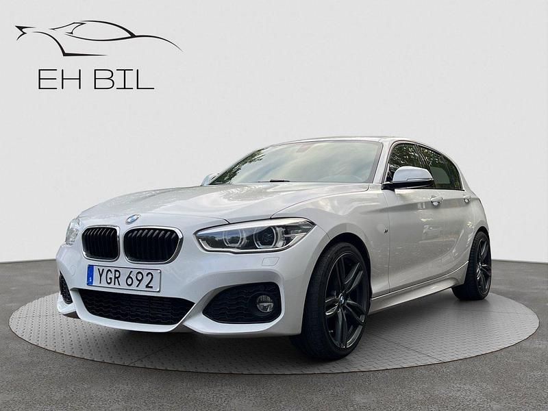 Vit Begagnad 2017 BMW 118 M Sport Halvkombi | 149 900 kr (Marknadspris) - Bild 1/4