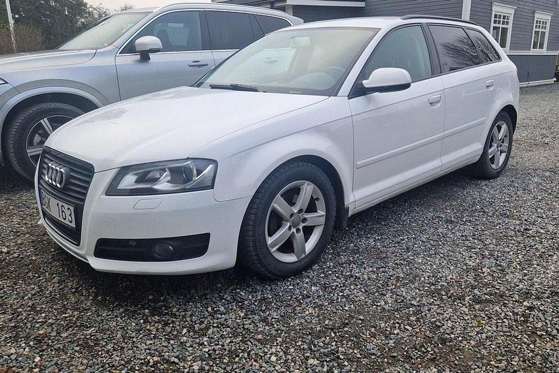 Vit Begagnad 2011 Audi A3 Sportback Attraction Halvkombi | 64 000 kr (Marknadspris) - Bild 1/4