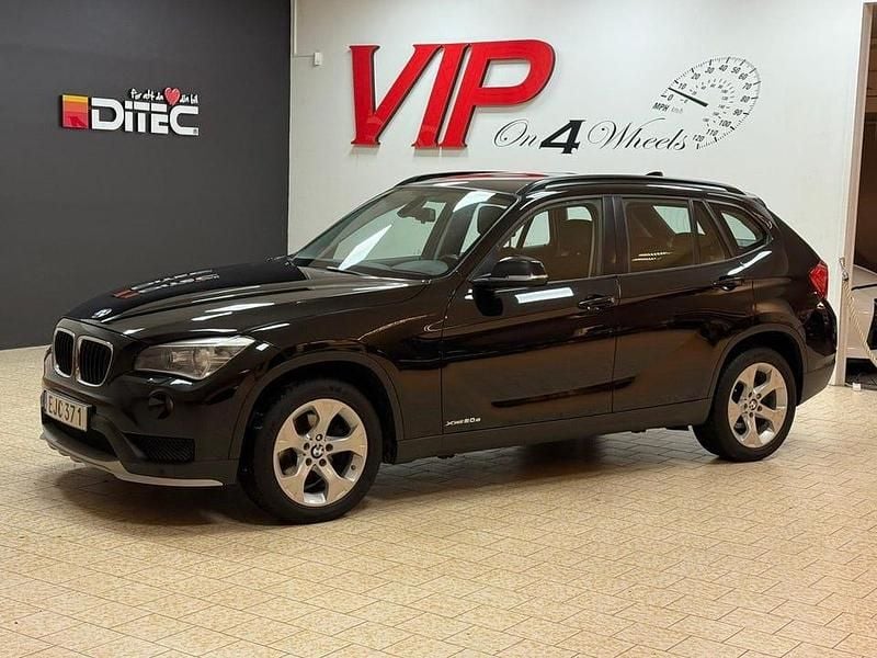 Svart Begagnad 2014 BMW X1 SUV | 129 800 kr (Marknadspris) - Bild 1/4