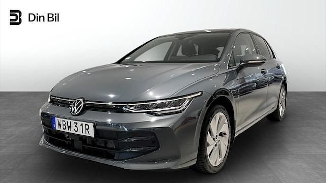 Mörkgrå (dolphin grey metallic) Ny 2025 VW Golf VIII Life Kombi | 284 900 kr (Superpris) - Bild 1/4