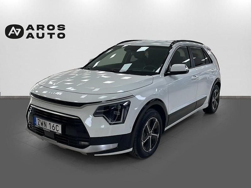 Vit Begagnad 2022 Kia Niro Advance SUV | 299 900 kr (Marknadspris) - Bild 1/4