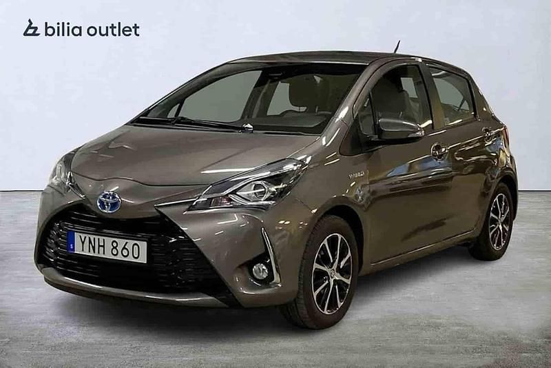 Grå Begagnad 2018 Toyota Yaris Hybrid Halvkombi | 179 900 kr (Marknadspris) - Bild 1/1