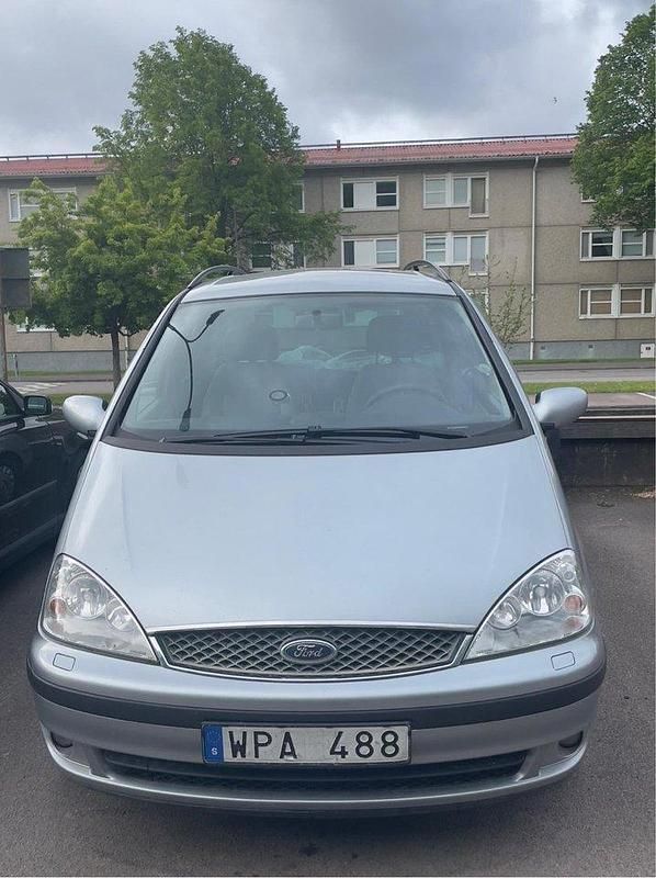 Silver Begagnad 2005 Ford Galaxy Minibuss | 8 000 kr - Bild 1/4