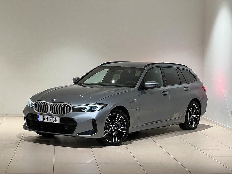 Grå Begagnad 2024 BMW 330e M Sport Kombi | 519 000 kr (Bra pris) - Bild 1/4