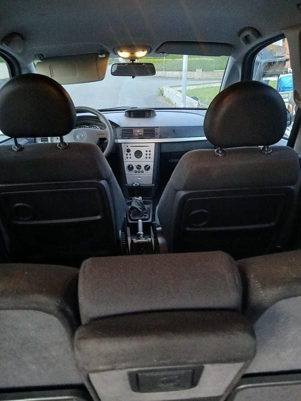 Grå Begagnad 2003 Opel Meriva Minibuss | 12 500 kr (Marknadspris) - Bild 1/4