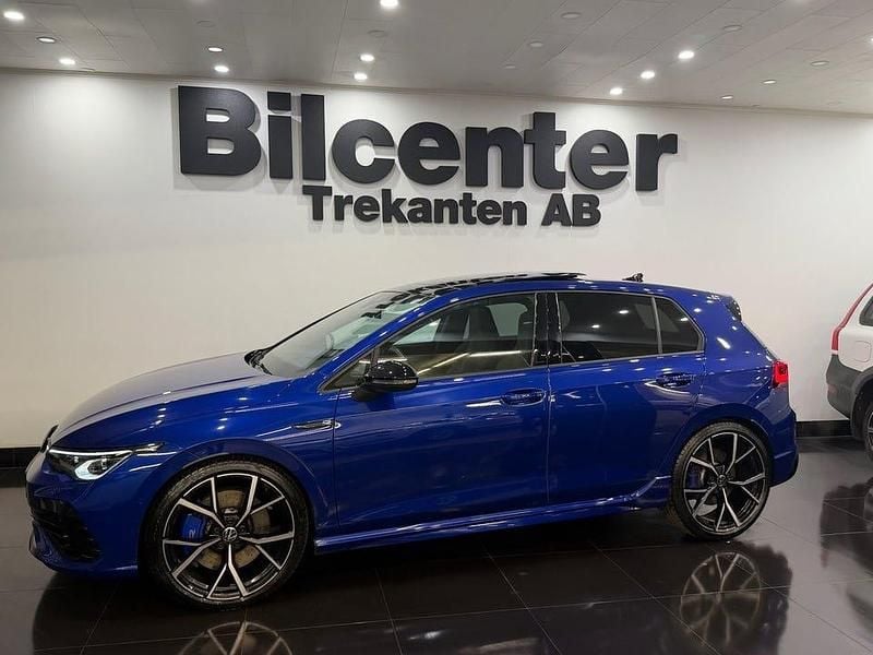 Mörkblå Begagnad 2022 VW Golf VIII R Halvkombi | 429 900 kr (Dyr) - Bild 1/4