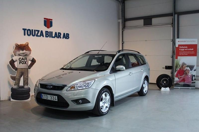 Grå Begagnad 2010 Ford Focus Platinum Kombi | 64 900 kr (Dyr) - Bild 1/4