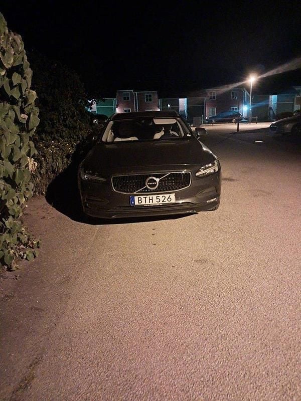 Grå Begagnad 2017 Volvo V90 Momentum Kombi | 180 000 kr (Marknadspris) - Bild 1/4