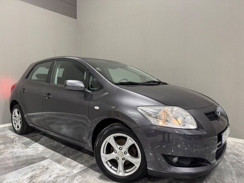 Grå Begagnad 2007 Toyota Auris Halvkombi | 45 900 kr (Marknadspris) - Bild 1/4