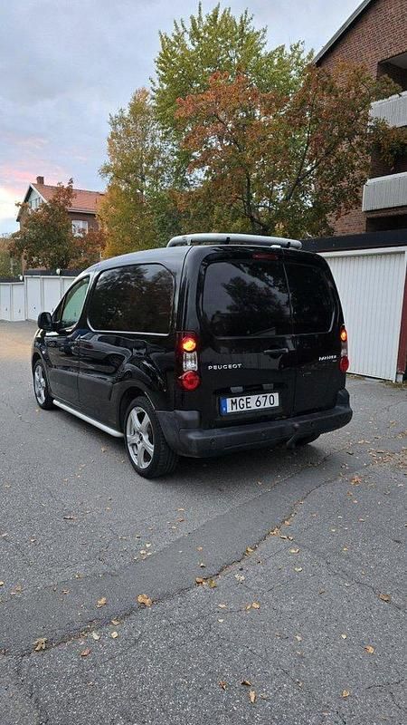 Svart Begagnad 2013 Peugeot Partner Minibuss | 47 000 kr (Marknadspris) - Bild 1/4