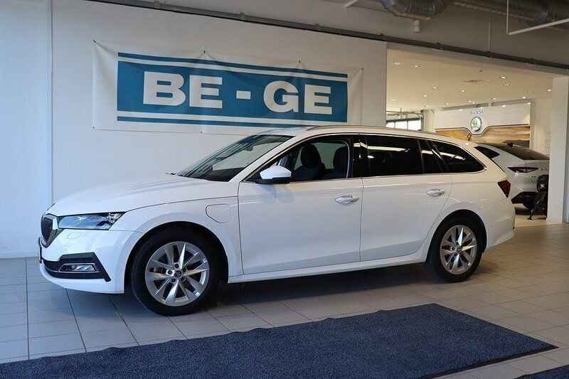 Vit Begagnad 2022 Skoda Octavia Style Kombi | 299 900 kr (Marknadspris) - Bild 1/4