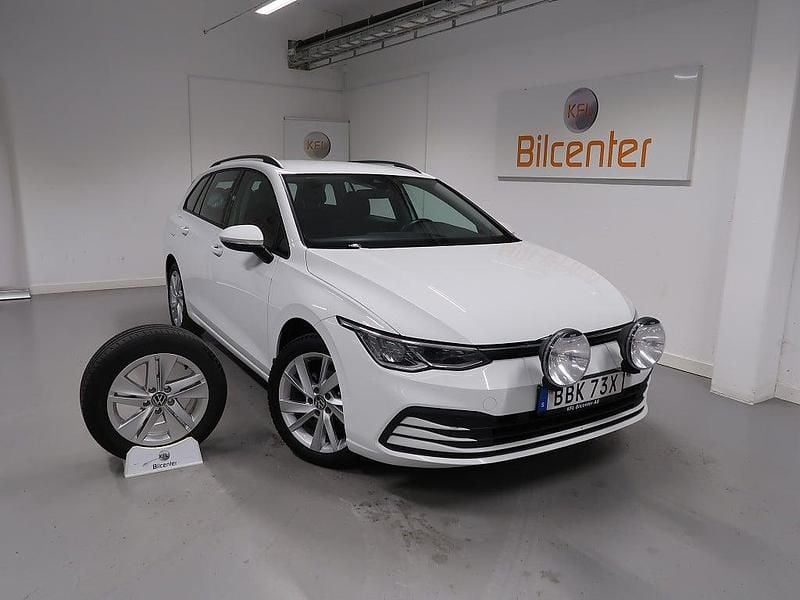 Vit Begagnad 2022 VW Golf VIII Kombi | 257 900 kr (Marknadspris) - Bild 1/3