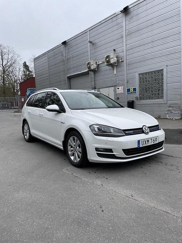 Vit Begagnad 2015 VW Golf VII Kombi | 90 000 kr (Dyr) - Bild 1/4