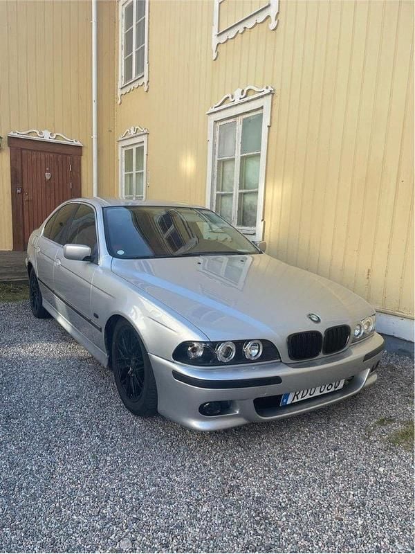 Grå Begagnad 2000 BMW 523 Sedan | 52 000 kr - Bild 1/4